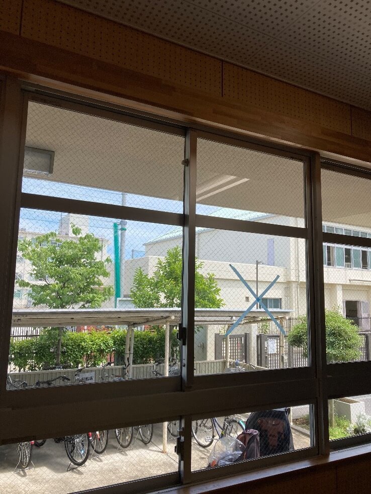 腰高窓