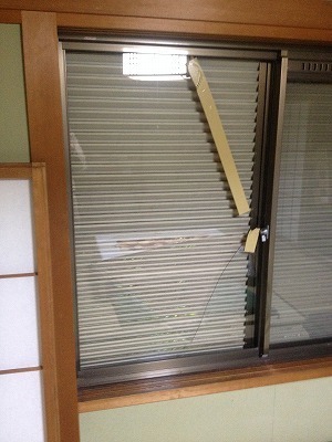 腰高窓