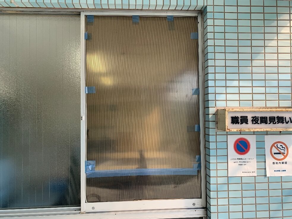 腰高窓